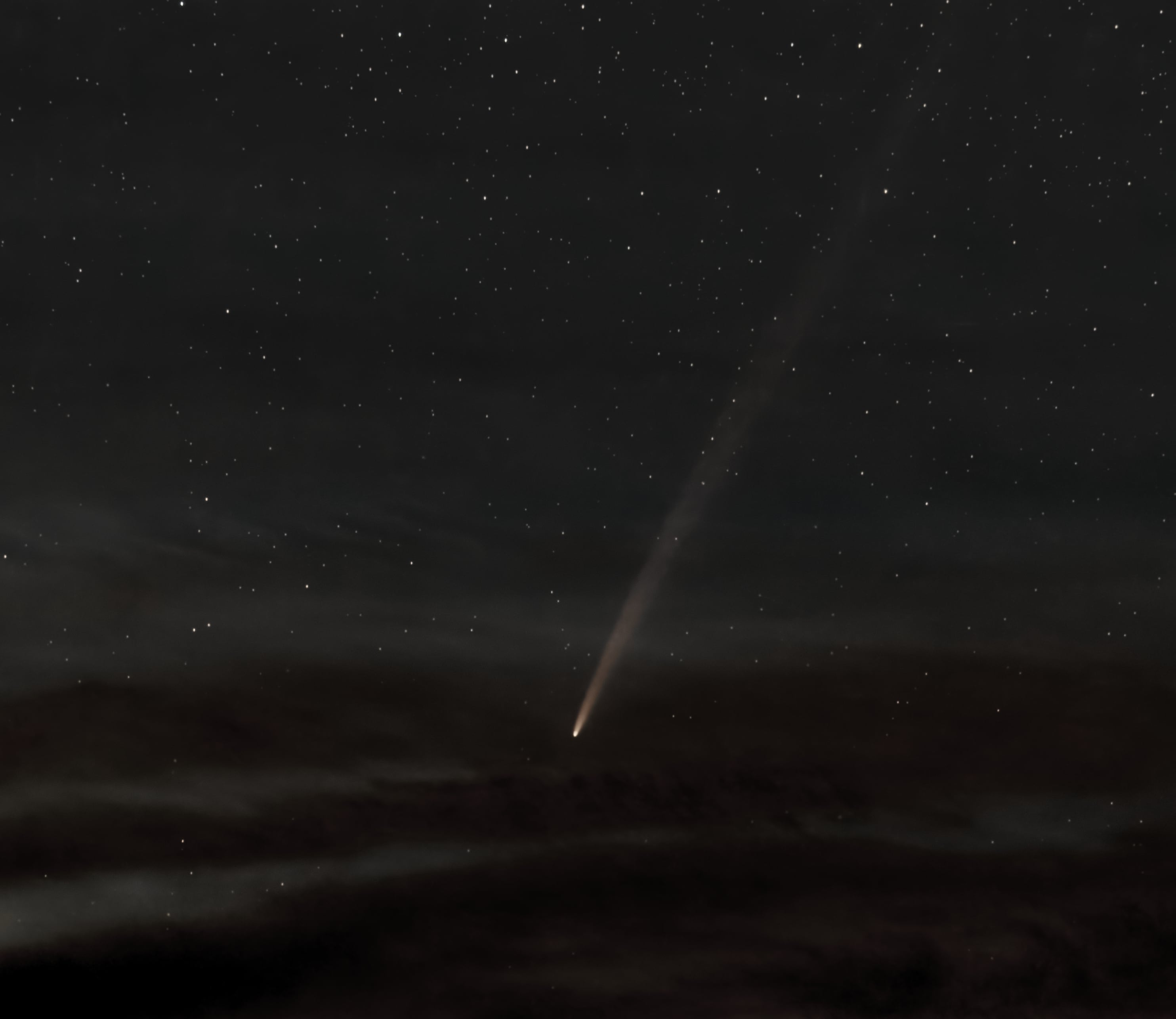 Al “Cometa del siglo” solo podremos verlo una vez en nuestras vidas y es justo en este mes de octubre que tenemos la posibilidad. El próximo 12 de octubre será el día en el cual el cometa está en su distancia más cercana a la Tierra. Foto desde Santa Cruz de Turrialba por Renato Pacheco