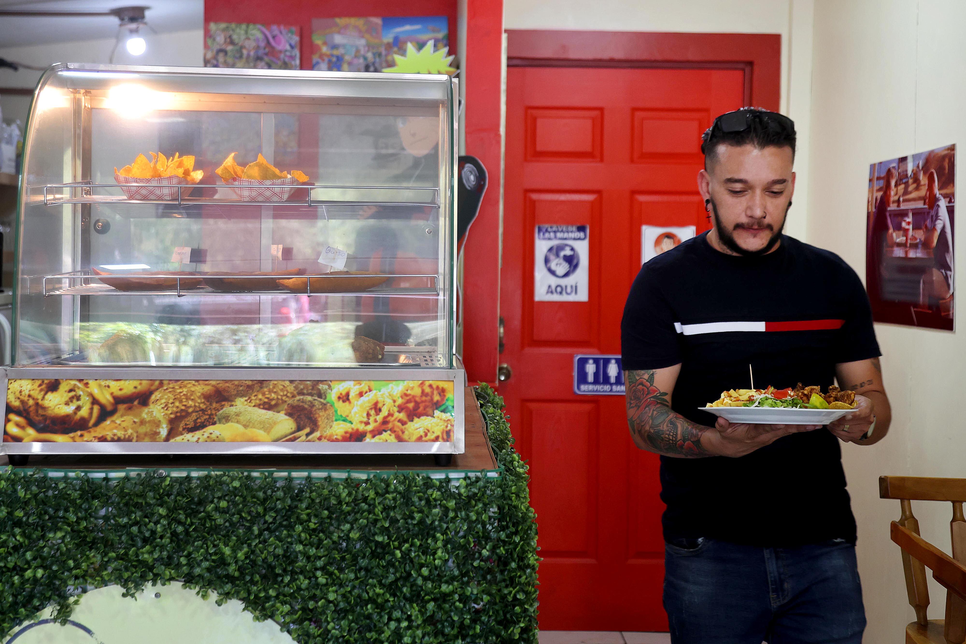 17/04/2024 Tejar del Guarco, Cartago. Soda La Comelona ofrece variado menú de comidas rápidas, incluyendo hamburguesas, papas fritas, nachos, canasta de chicharrones, etc. Foto: Rafael Pacheco Granados