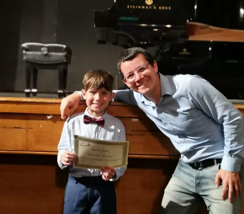 Adrián Marín, periodista de Telenoticias, junto a su hijo Marcelo Marín.