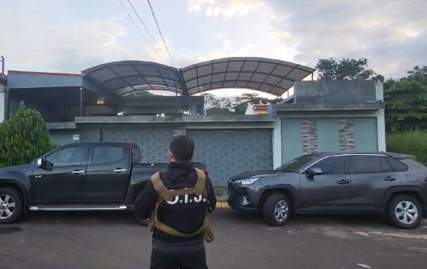 El guardacosta Juárez Rodríguez, de 32 años y su pareja Acevedo Duarte de 35 años detenidos por ser sospechosos de formar parte de una banda narco. Foto OIJ