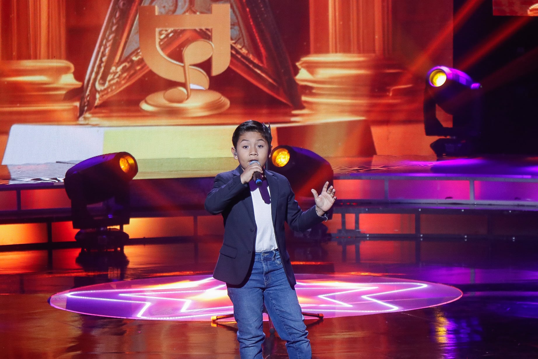 17/09/2023. Tercera Gala de Nace una estrella. Canal 7, La Sabana. San José. Fotografía: Lilly Arce. En la fotografía: Jafet interpretando Yo te pido amor.