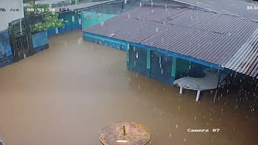 Maestros y funcionarios se pusieron la camiseta para limpiar escuela en Limón que se inundó tras fuertes lluvias