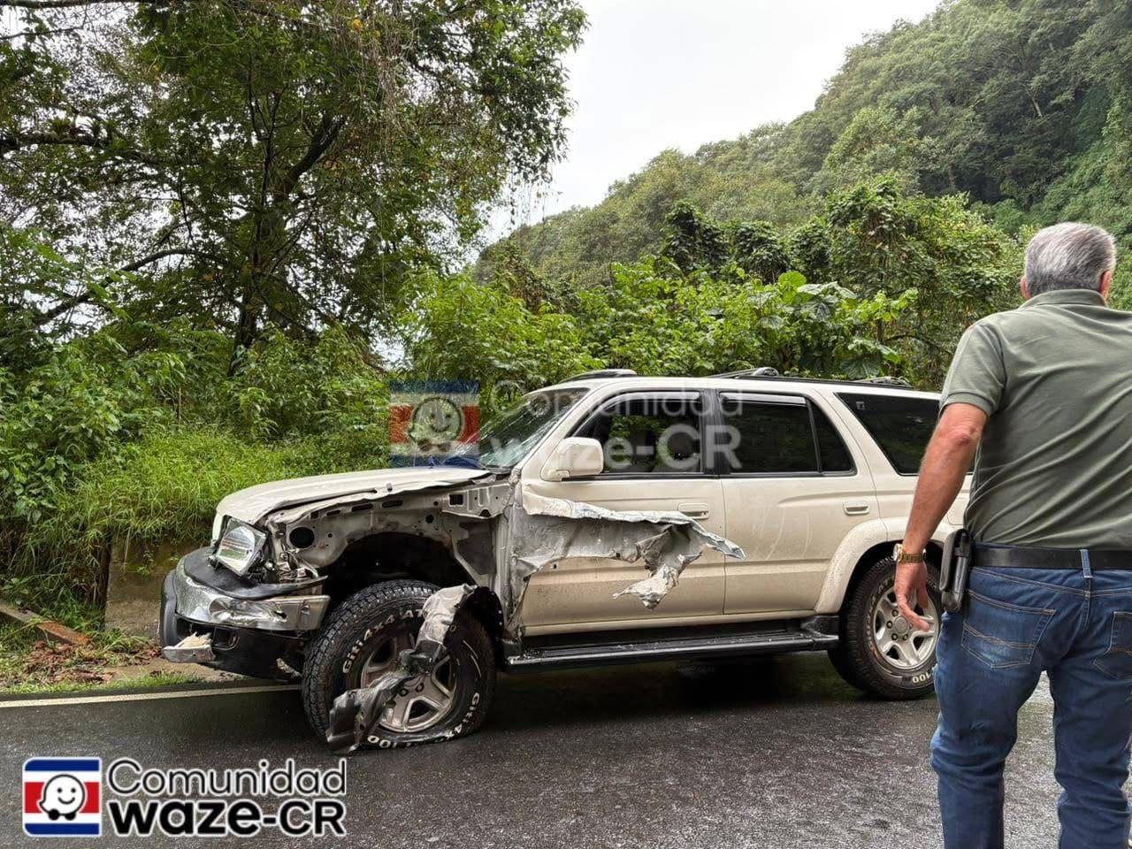El bus en el que viajaba el Deportivo Saprissa, rumbo a Pérez Zeledón tuvo un accidente este viernes. Fotos tomadas de Comunidad Waze.