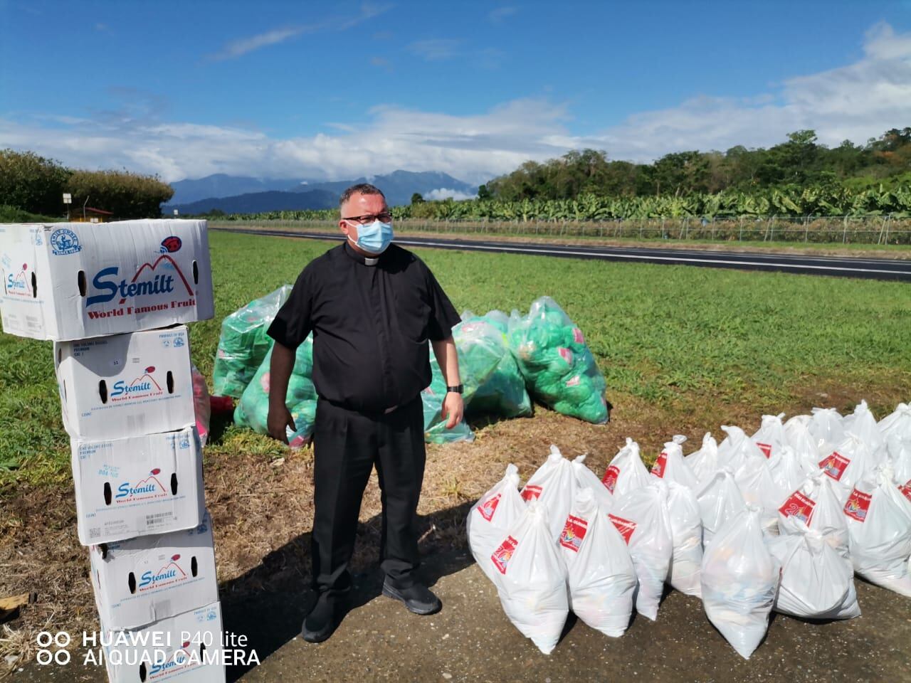Desde el 13 y hasta el 20 de diciembre, Obras del Espíritu Santo, lideradas por el sacerdote Sergio Valverde, recorrió todo el país repartiendo jamita y regalos a 35 mil niños.