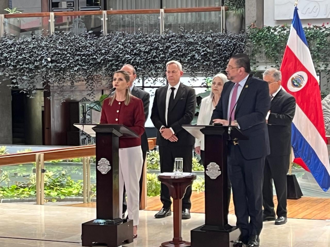Laura Fernandez, presidenta electa, participa en la conferencia de prensa semanal con el mandatario Rodrigo Chaves.