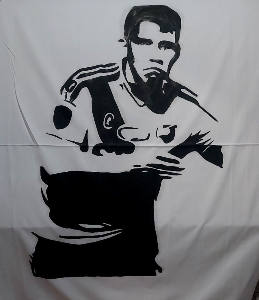 Floribeth Hernández, hace las mantas del centenario del Herediano