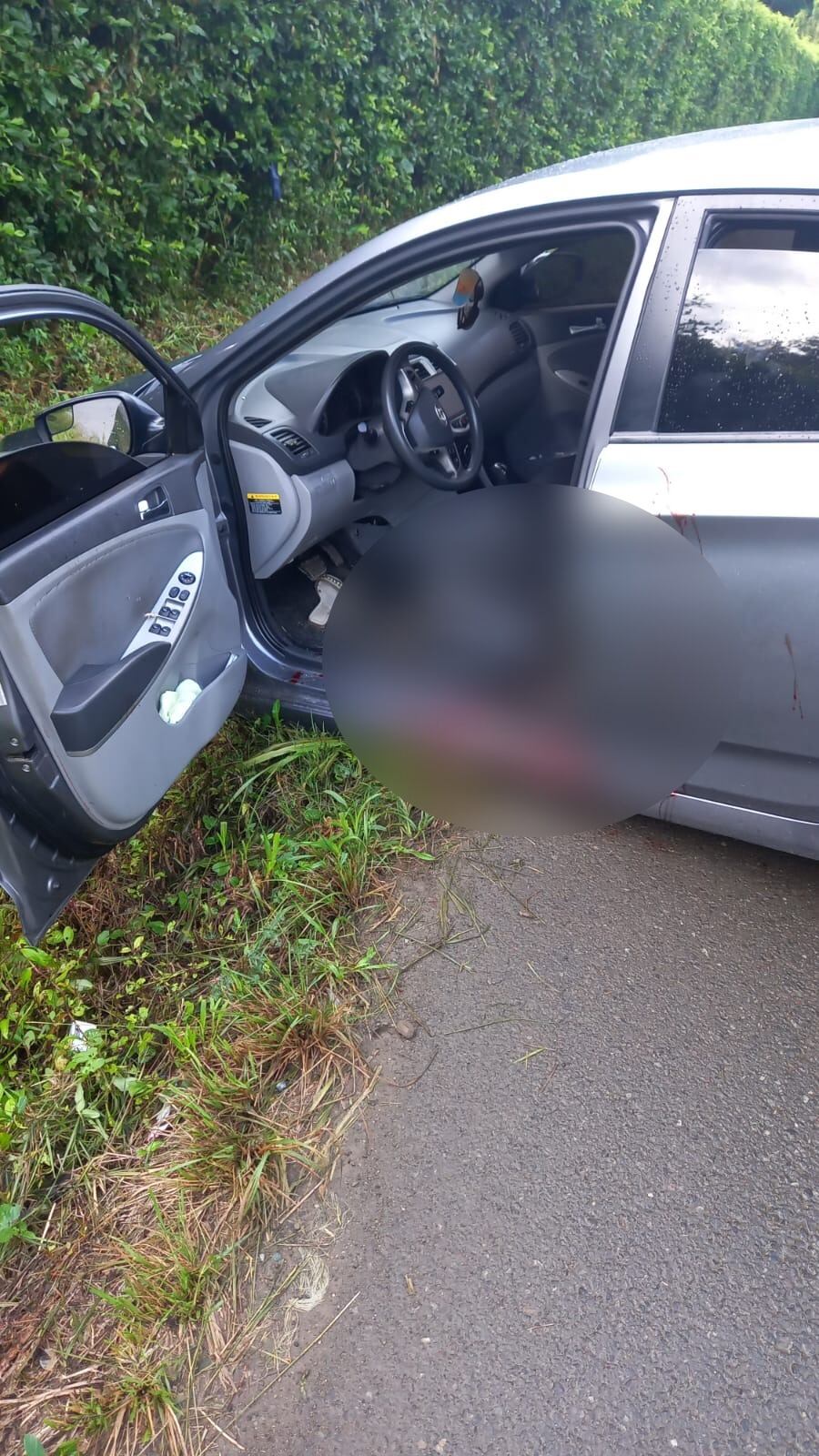 Este era el carro en el que viajaba la pareja y que fue abandonado por el sospechoso. Foto cortesía.