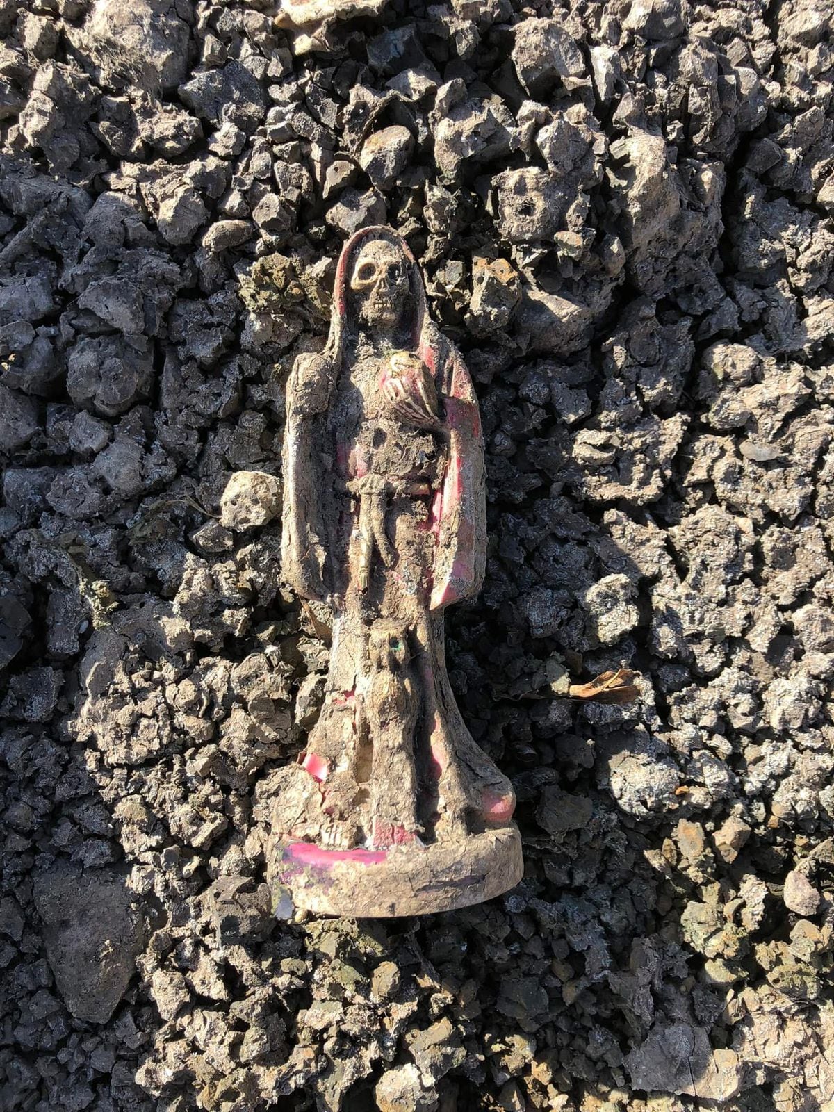 David Molina Roldán, ingeniero en informática y quien con equipo especial detecta metales, asegura que ha encontrado al menos 25 entierros con brujerías en distintas zonas del Gran Área Metropolitana, especialmente en San José.