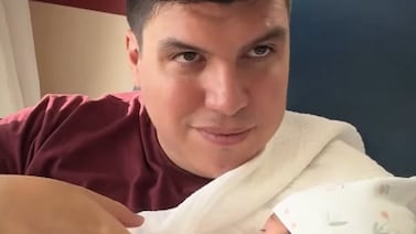 Los experiodistas de Teletica Gabriela Durán y Kevin Barrantes ya están chineando y así presentaron a su Victoria