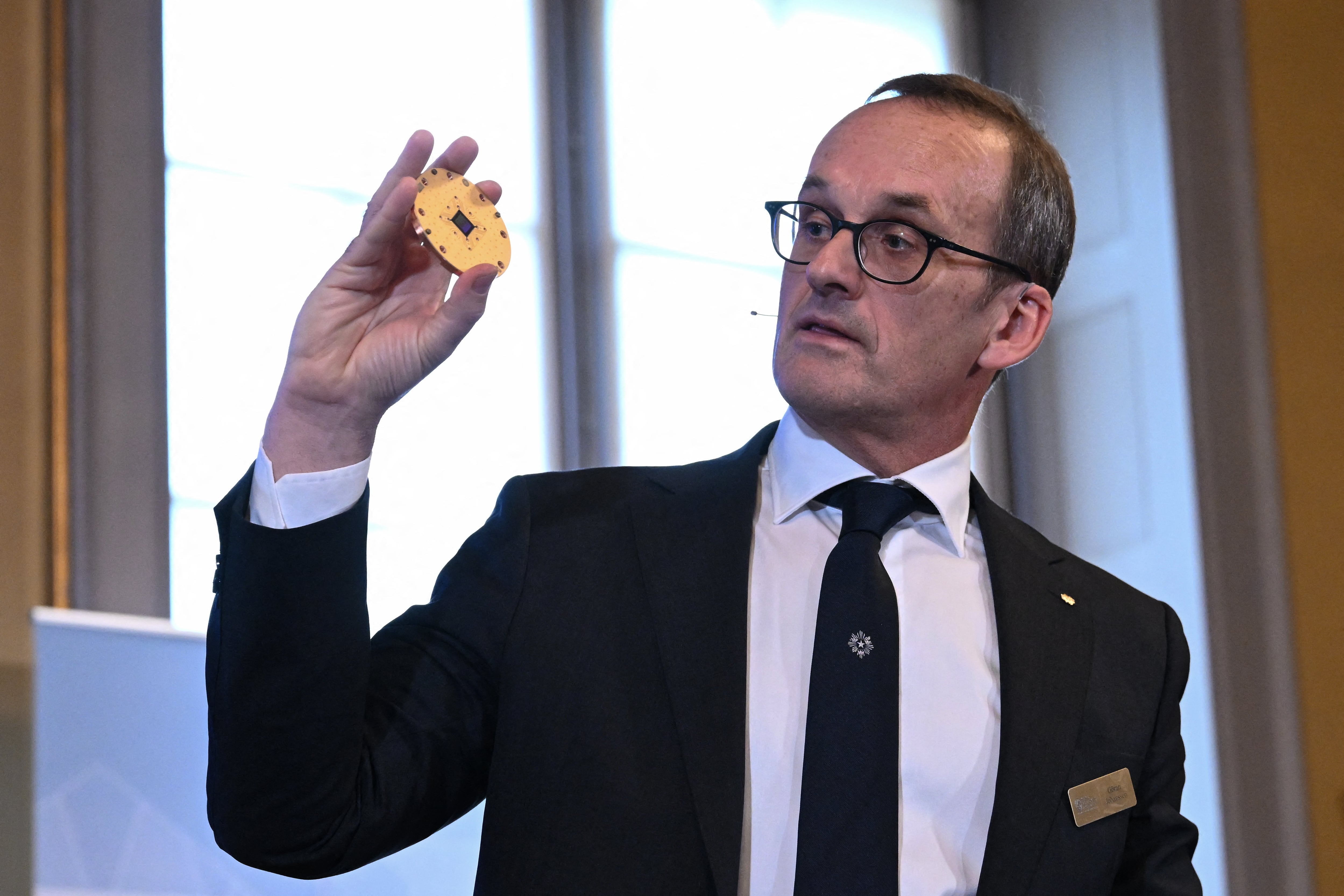Goeran Johansson, miembro de comité de los premios Nobel de Física, explica durante una conferencia de prensa la decisión. AFP