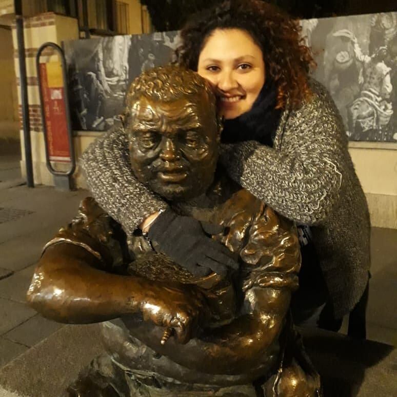 Gianninna Ortega abraza a Sancho Panza en Alcalá de Heranes. El papa de Gianninna, don Marco Ortega, abrió una venta de gallo pintos hace 32 años en Hatillo 8, ella abrió sucursal en Madrid.