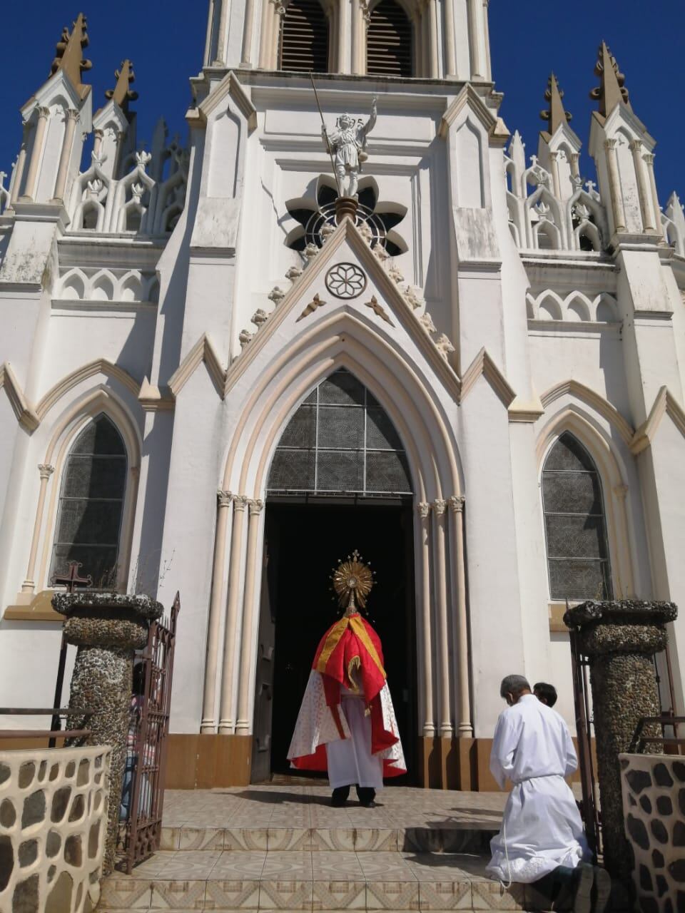 La celebración 92 a Cristo Rey, en la Parroquia San Isidro Labrador de Heredia, estuvo marcada por la pandemia y pese a que no se realizó con las alfombras de flores de toda la vida, sí se vivió con misma devoción y fe, en la cual la comunidad, en su mayoría, pide protección contra el covid-19