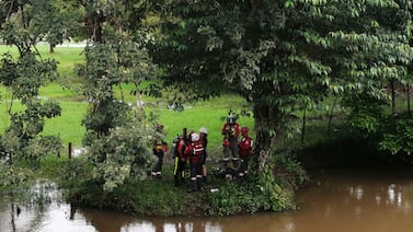 Buseta cae en río y reportan a dos personas desaparecidas al quedar dentro del vehículo