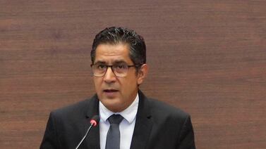 El ministro de Hacienda, Nogui Acosta, está metido en un broncón