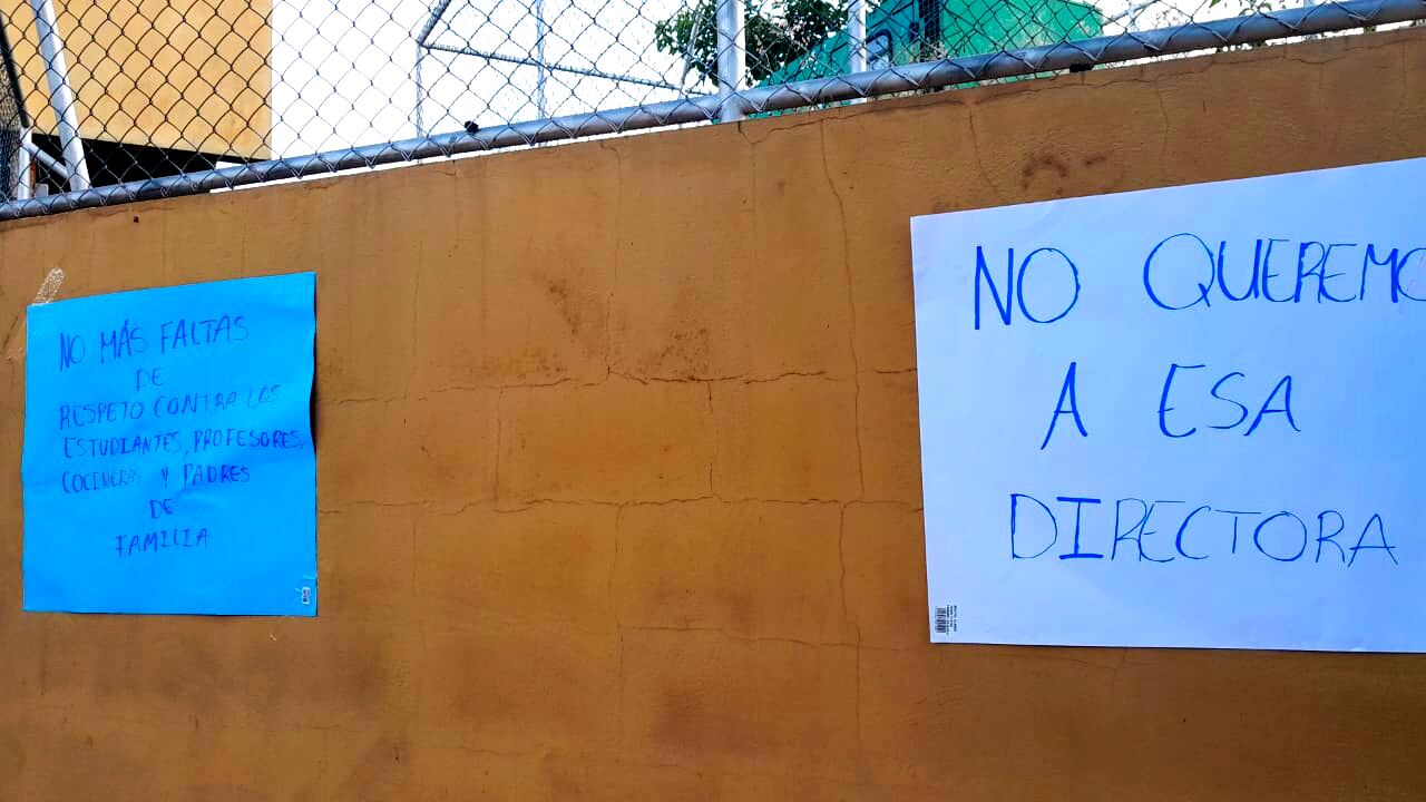 Estudiantes del Liceo de Puente Piedra de Grecia cerraron el colegio para pedir la salida inmediata de la directora.