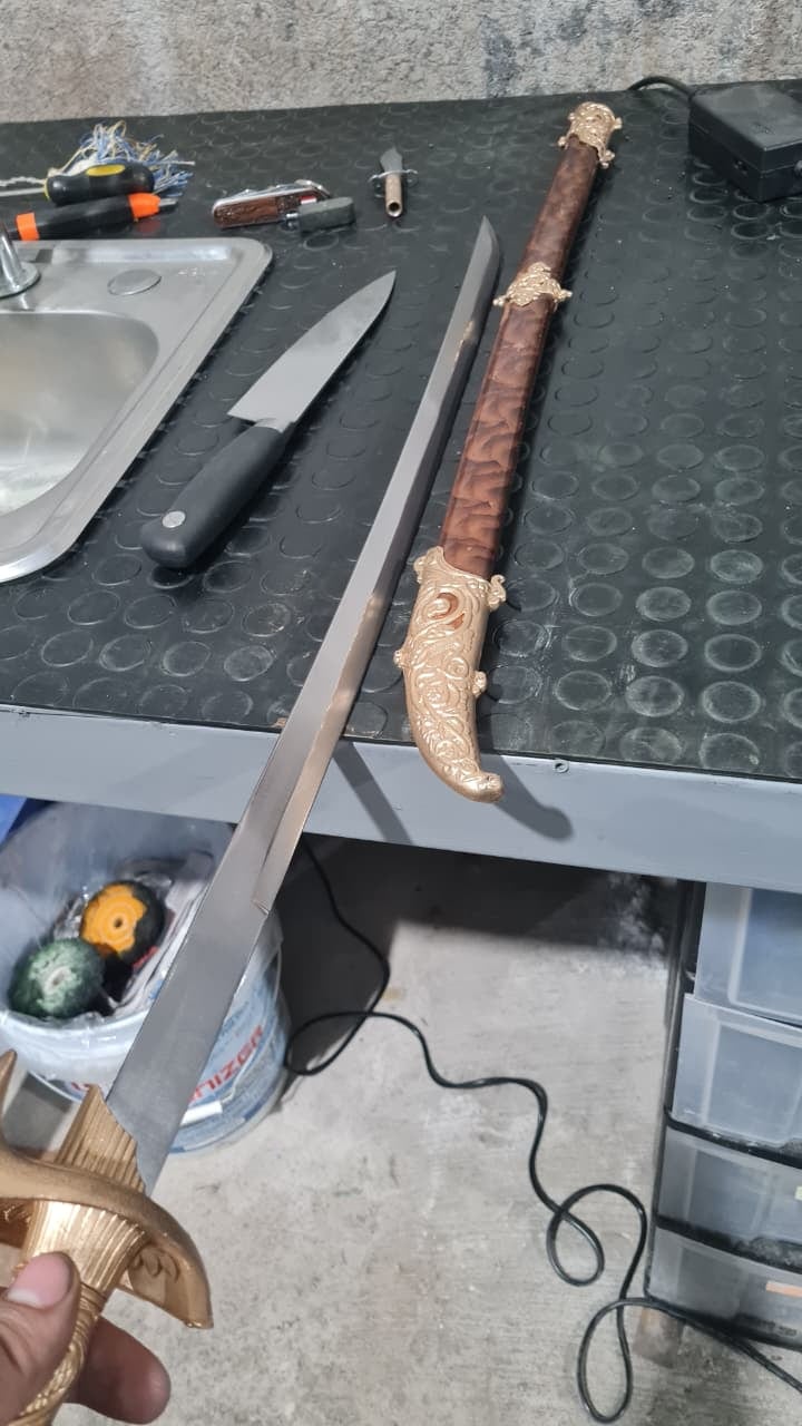 Joven y estudiante de gastronomía restaura y afila cuchillos