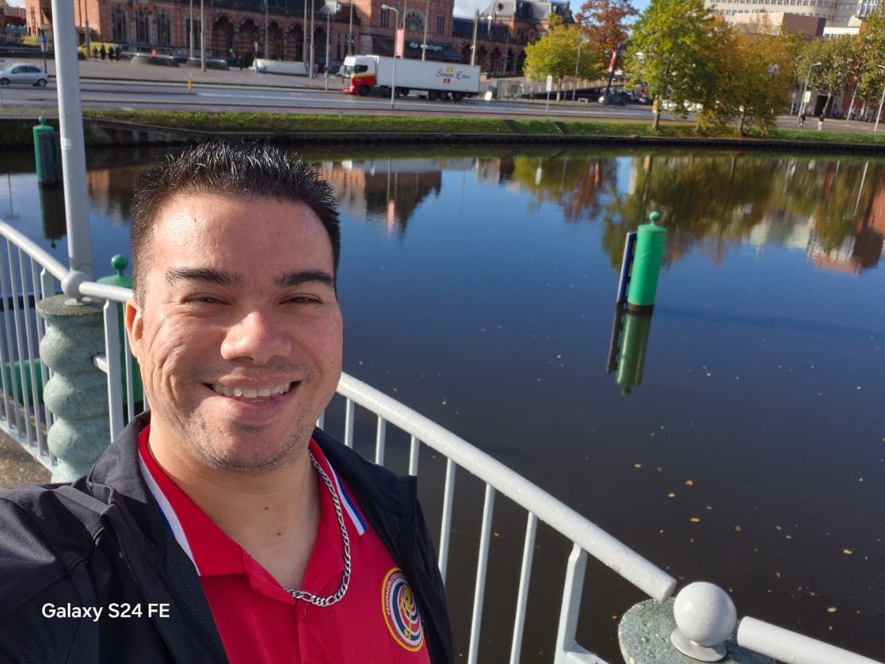 Jefrrey Jesús Rodríguez Mora nació en El Roble y lleva 10 años viviendo en Barranca, Puntarenas. Con 29 años dice que ha “trabajado en todo” para salir adelante y ahora trabaja en el crucero Disney Destiny que se inaugura el 20 de noviembre del 2025