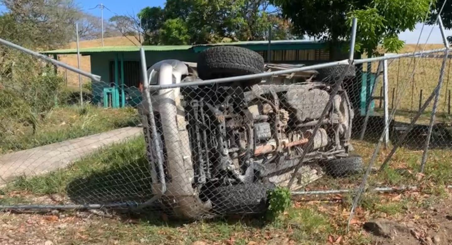 Mujer pierde el control de su carro y se vuelca dentro del terreno de ...
