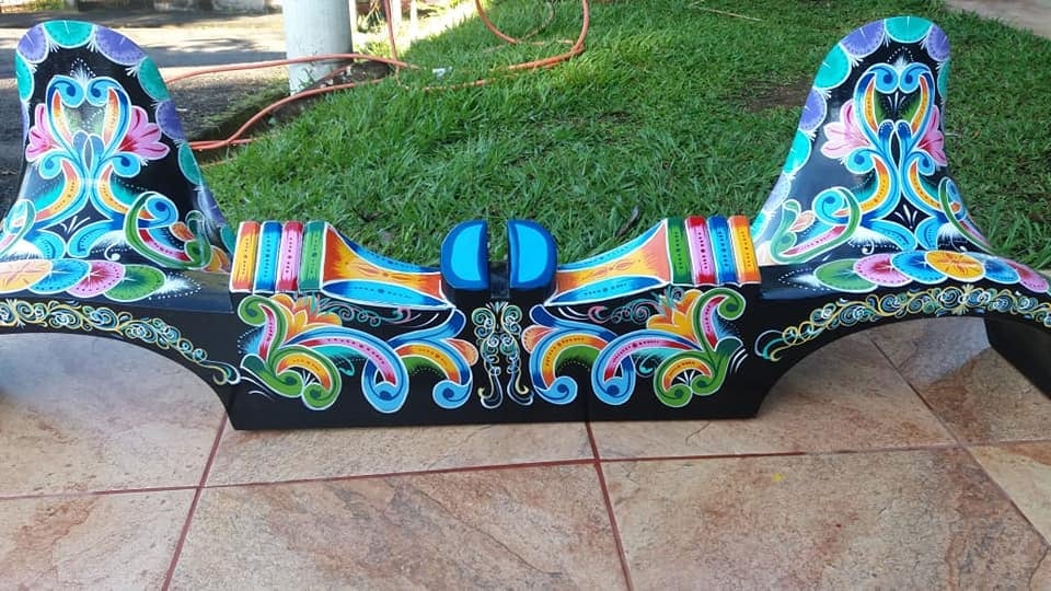 Andrea Moreno y Wilson Bonilla son de Sarchí, cantón de Alajuela, que es cuna de la artesanía y casa de la carreta típica. Ellos se han consolidado como maestros pintores de carretas y yugos para bueyes.