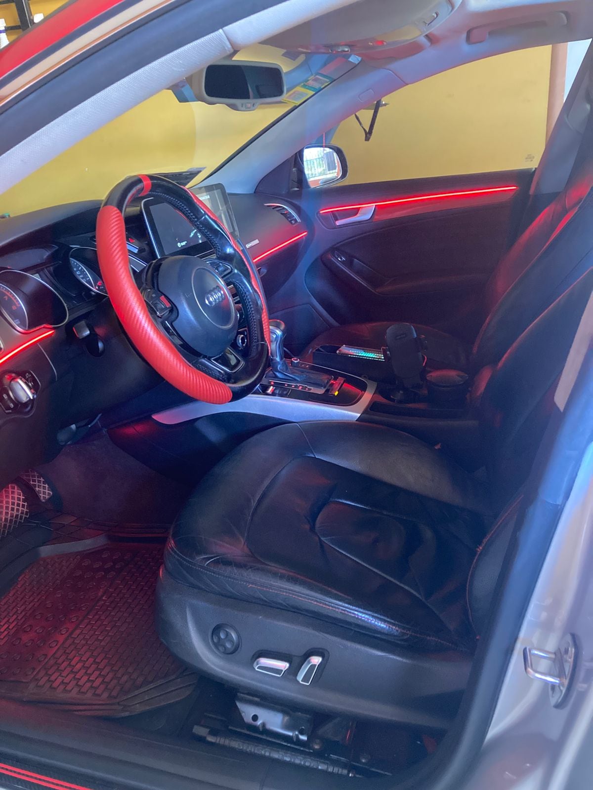 El interior del Audi está muy bien cuidado