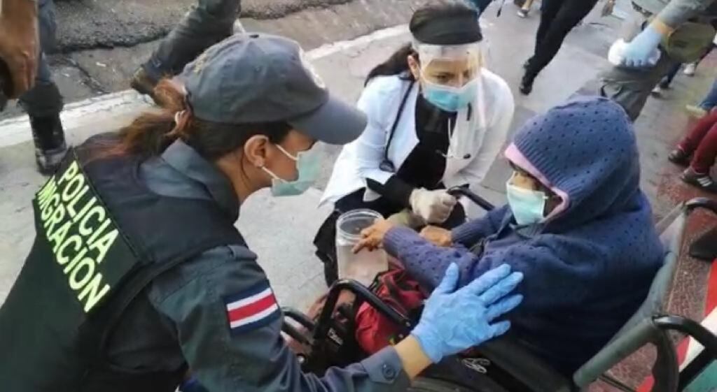 Detienen a un mujer y sus tres hijos sospechosos de obligar a señora de 72 años pedir plata en Cartago. Foto Migración.