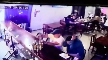Cámara captó momento en que joven tomó como escudo a salonera antes de ser asesinado a balazos en Paso Canoas