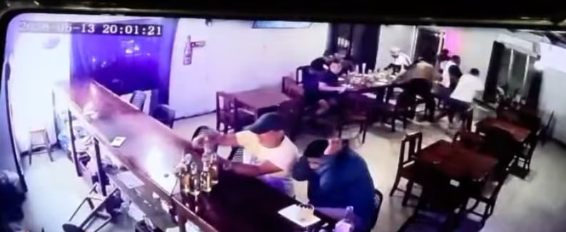 Video muestra desesperada huida de clientes tras ataque armado en bar de Paso Canoas. Foto: Captura de video