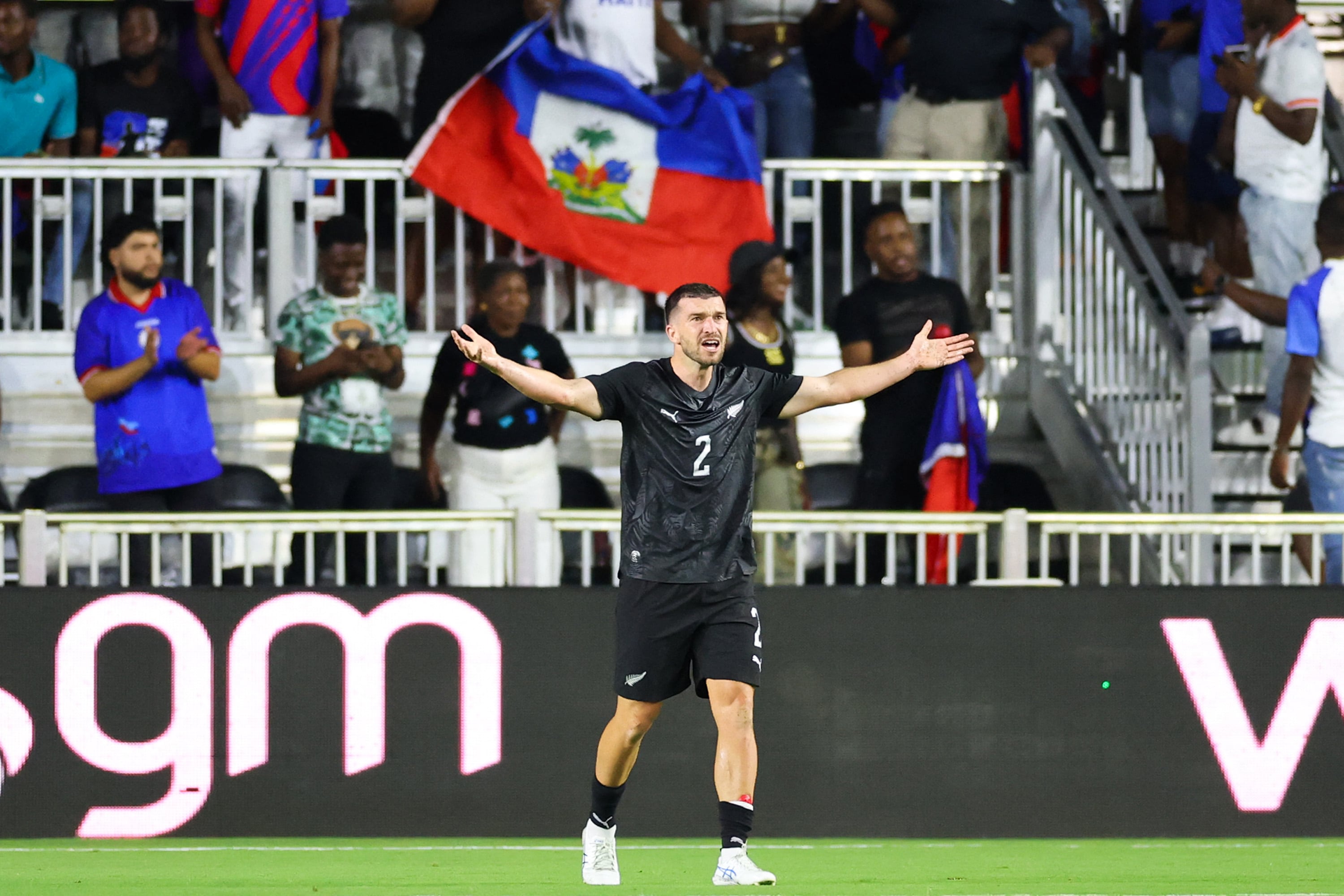 Tim Payne recciona durante el partido de Nueva Zelanda ante Haití en Fort Lauderdale, como preparación de ambos equipos para el Mundial 2026.