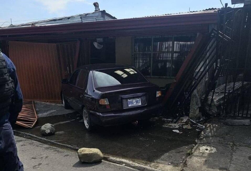 Uno de los fallecidos fue encontrado dentro de un carro, el otro estaba en la parte interna de una casa. Foto cortesía.