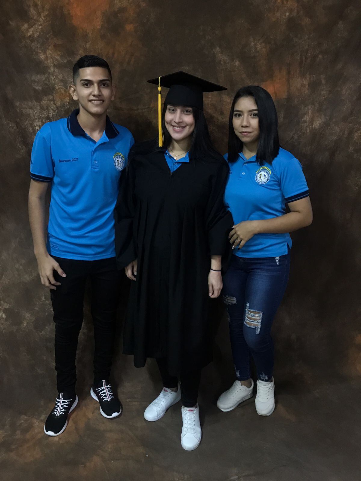 El panadero puntarenense Gerixon Calvo Carrillo, no cabe de la felicidad porque logró una de las 24 mejores notas de admisión en la Universidad de Costa Rica (UCR) para el curso lectivo 2022. En la foto con sus compañeras de cole Linsky Barquero (centro) y Aslin Gómez.