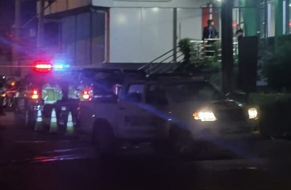 Pareja que viajaba en moto muere al chocar con carro en Alajuela