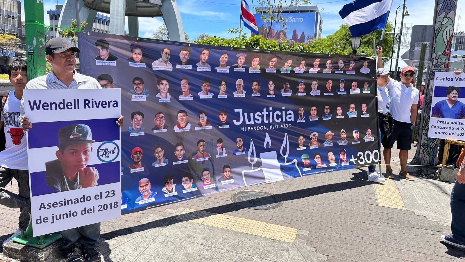 Un grupo de nicaragüenses aprovechó las celebraciones del Viernes Santo en San José para protestar contra la represión religiosa que viven en su país producto de las políticas de la dictadura de Daniel Ortega y Rosario Murillo.