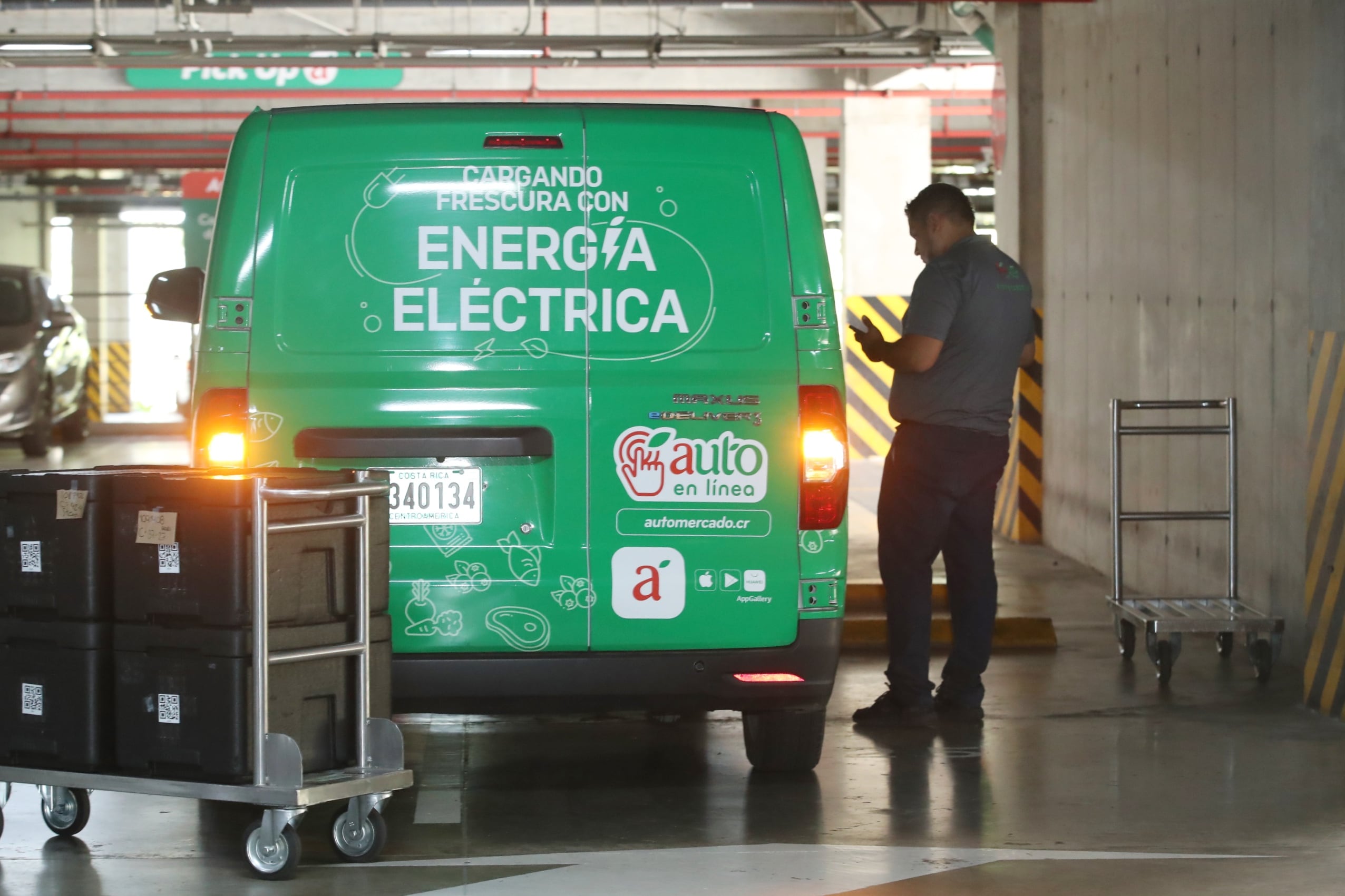 Fotografías de carro eléctrico de Automercado utilizado para repartir mercancía / en la foto el conductor Freddy Martínez / FOTO John Durán