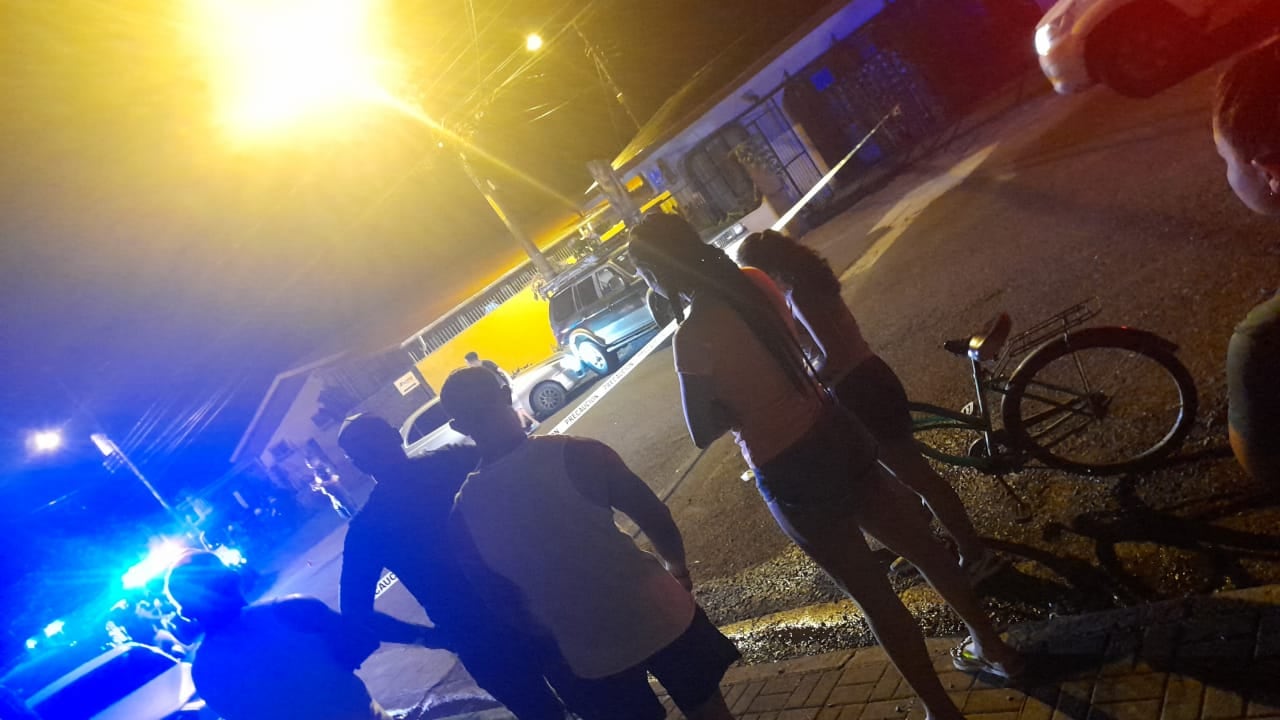 La Fuerza Pública acordonó la escena donde quedó el cuerpo del panamaño asesinado este lunes en Jacó. Foto: suministrada por Andrés Garita.