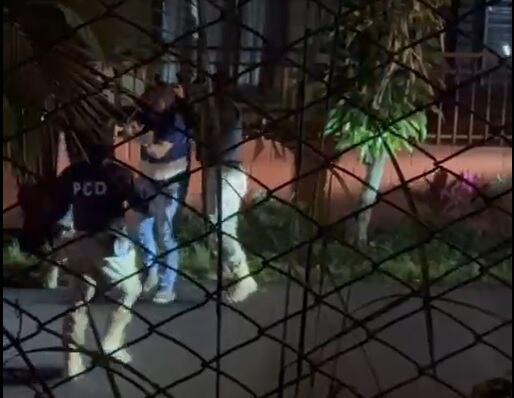 Falsos policías roban carro en Atenas