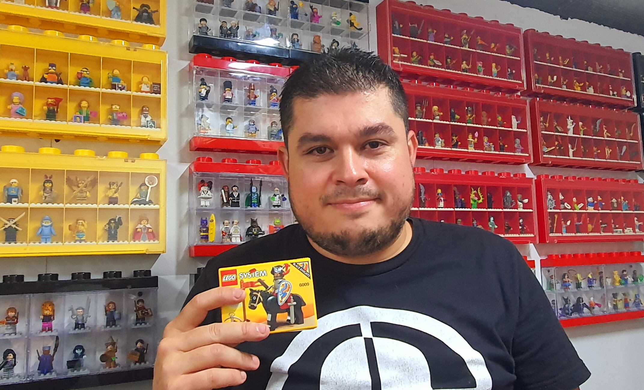 Cada 28 de enero se celebra el Día Mundial del LEGO y en Costa Rica hay pasión por este juguete para construir. En la foto, Luis Escalante Rodríguez, colecciona escenarios medievales y piratas.