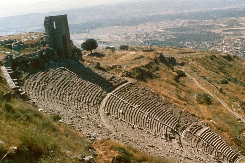 Pérgamo es mencionada en el Apocalipsis como lugar vinculado al trono del mal.