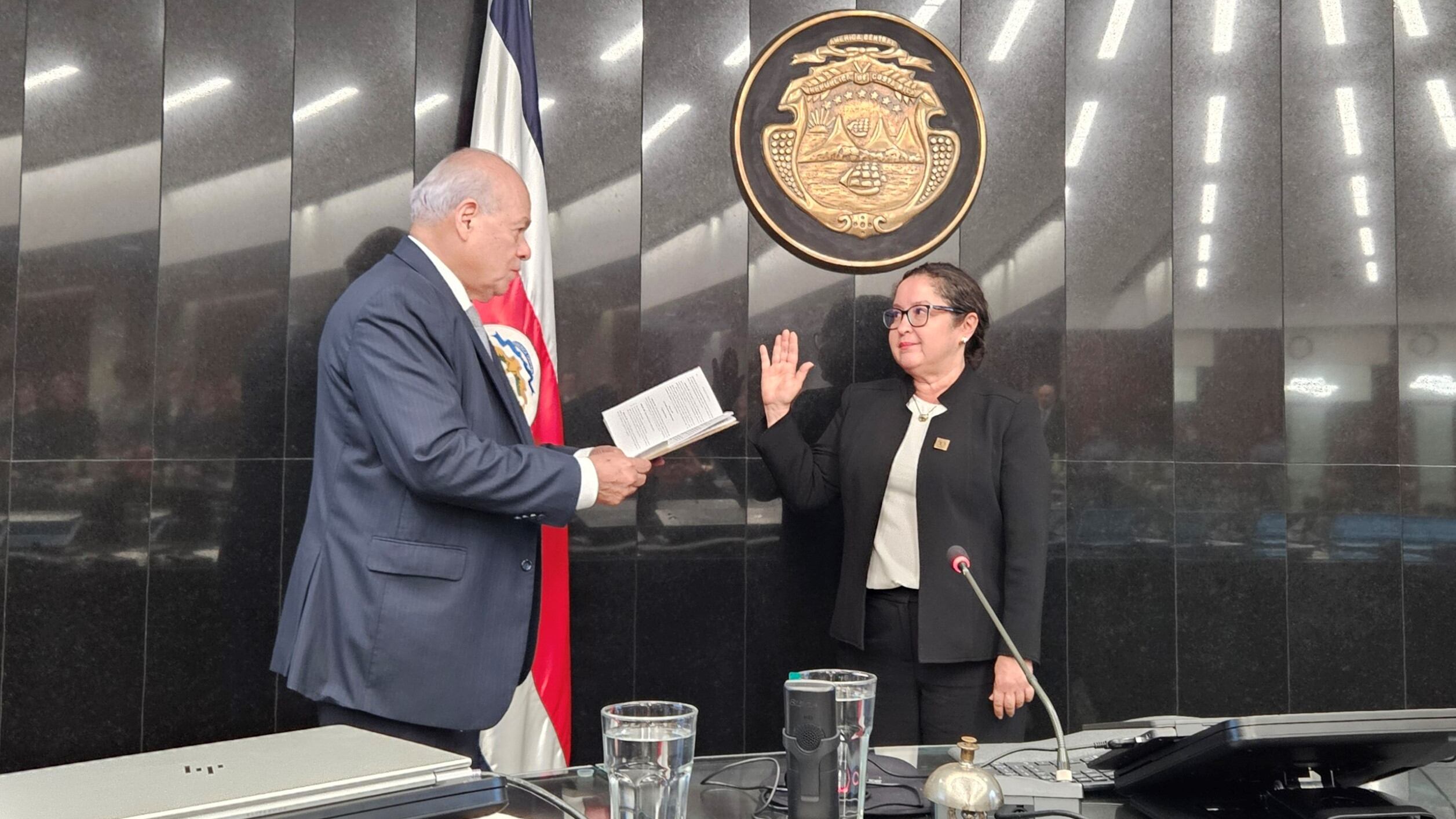 El presidente de la Corte Suprema de Justicia, Orlando Aguirre, juramentó a la fiscal adjunta Karen Valverde, como fiscal general subrogante hasta setiembre del 2026. Foto: Fiscalía