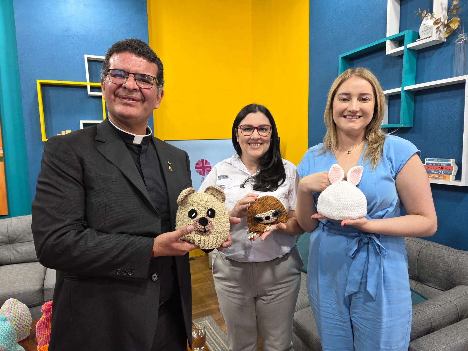 Gorritos donados al hospital de Niños por Cáritas