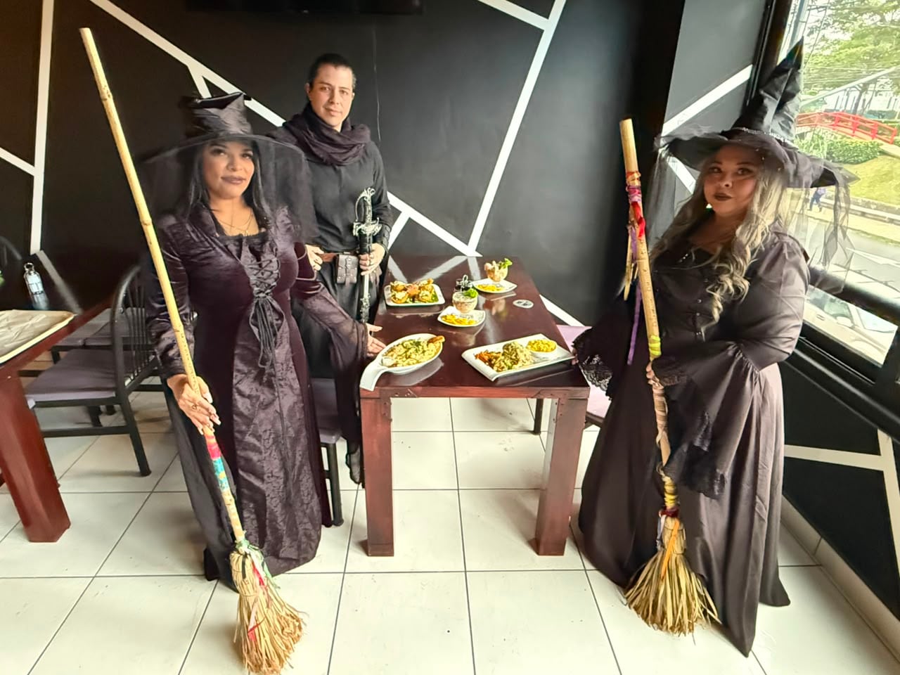 Brujas y brujos abren café-restaurante donde la buena comida se mezcla con la lectura del tarot, limpias y adivinación de su futuro. Se trata de “Hechizo Café Tarot”, un concepto creado por la conocida bruja de cuarta generación Mitzhi Bonilla, muy conocida en redes sociales como Mithzi Tarot, junto con el guardián del velo Esteban Velario y la bruja y vidente Yuli Cortés.