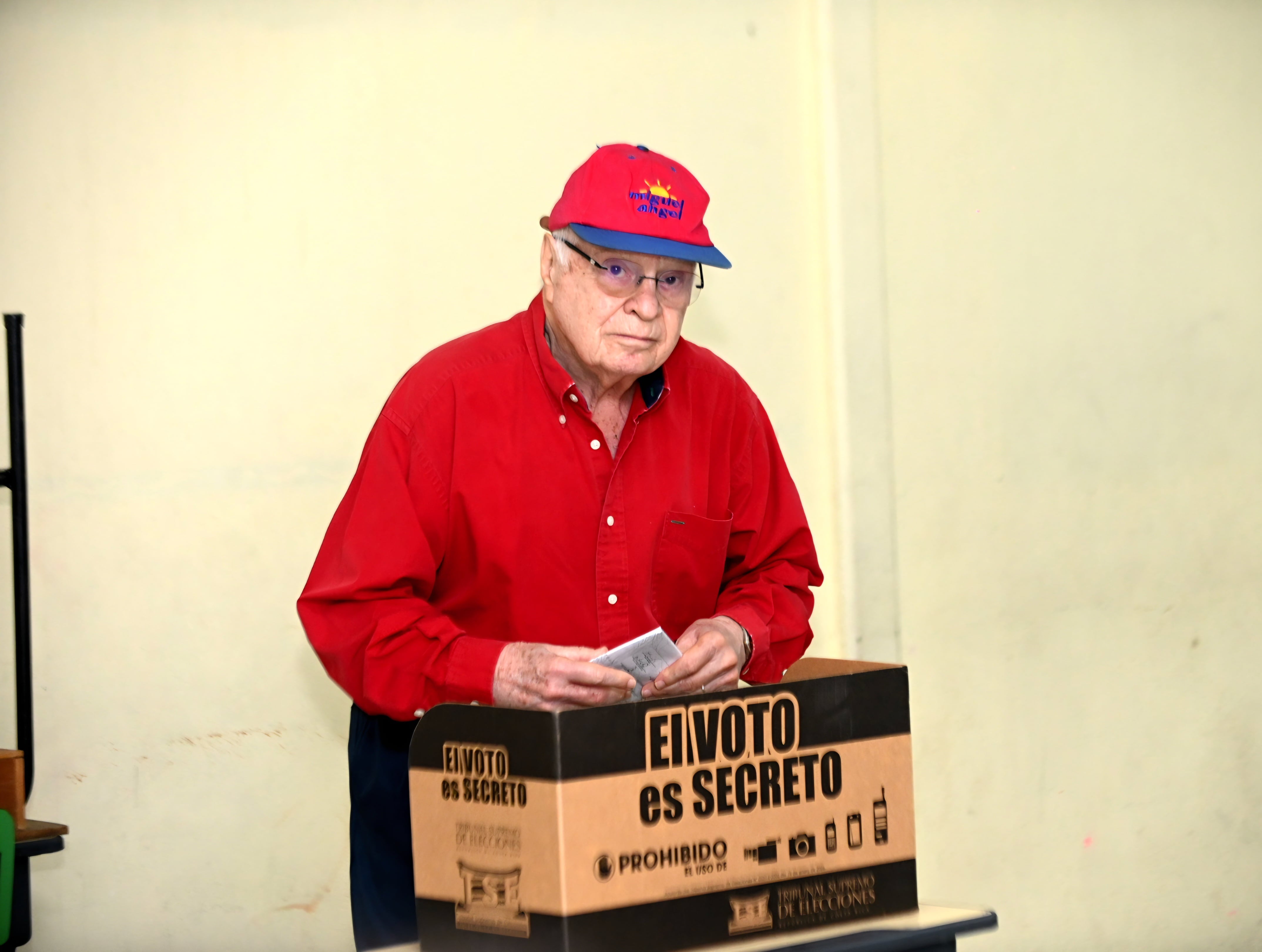 01 de febrero 2026. Escuela Yanuario Quesada en Escazú. 11:00 hrs. El expresidente Miguel Angel Rodriguez emite su voto en la escuela. Foto: Albert Marin