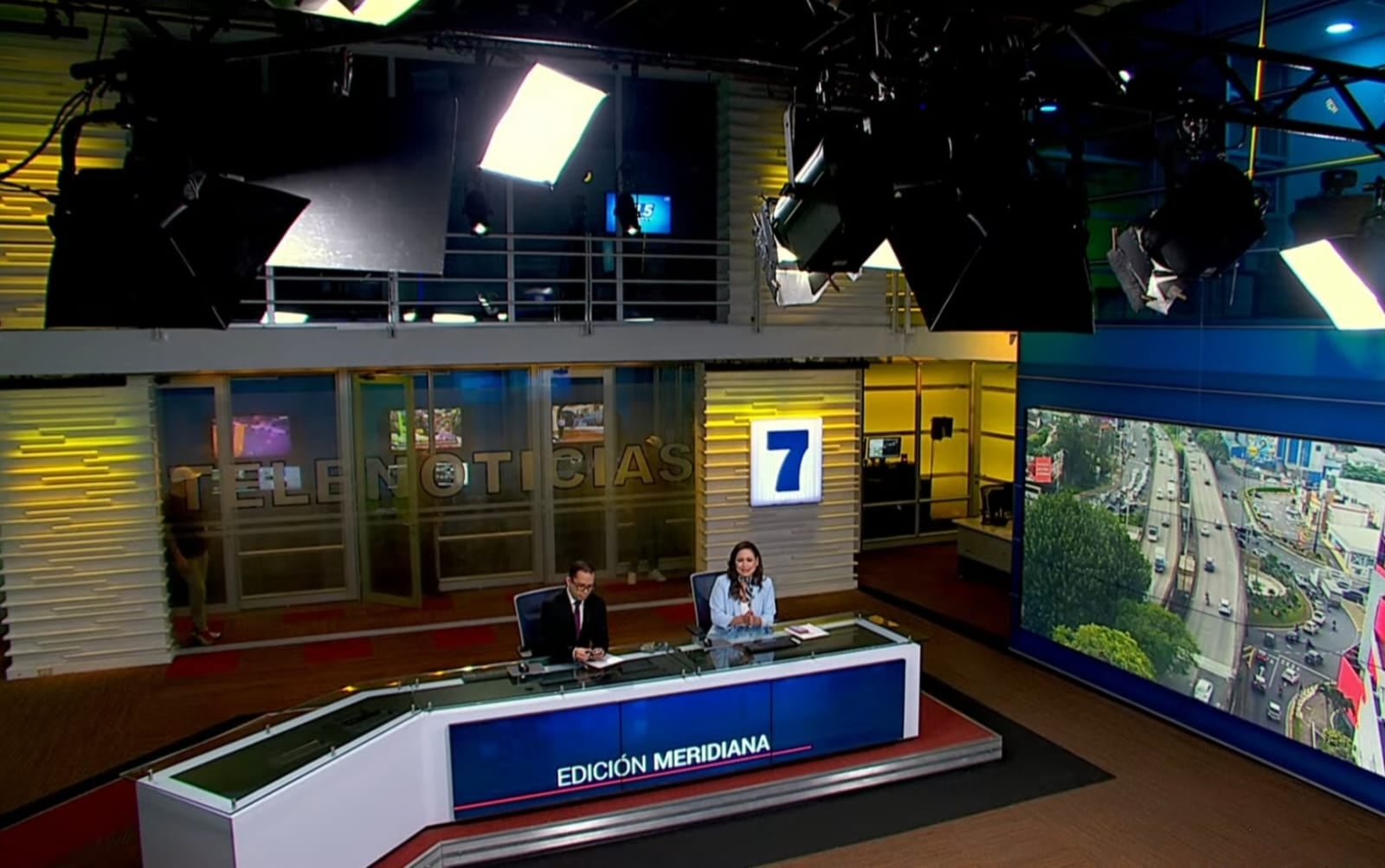 Telenoticias, Andrés Martínez y Yahaira Piña, presentadores de la edición meridiana.