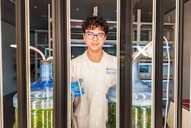 ¡Orgullo de su país! Estudiante de 21 años gana premio mundial con invento que salva vidas