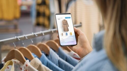 El poema "Trajes", de Jorge Debravo, previene sobre el acostumbrarse a lo mismo en todos los ámbitos de la vida.