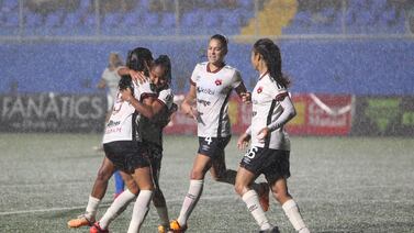 Alajuelense eliminó las pantalonetas blancas del uniforme de las leonas por una buena razón