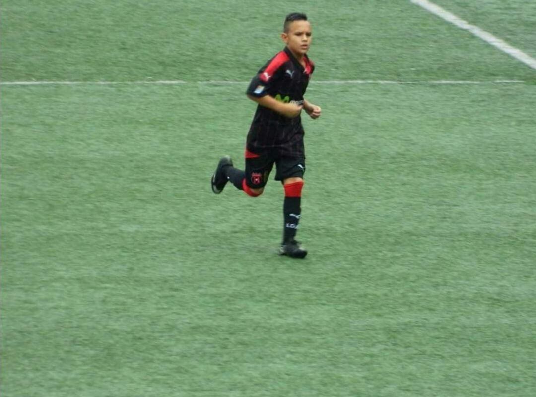 Adrián Chévez, jugador del Municipal Liberia abrió su corazón en el Día del Niño y la Niña. Cortesía.