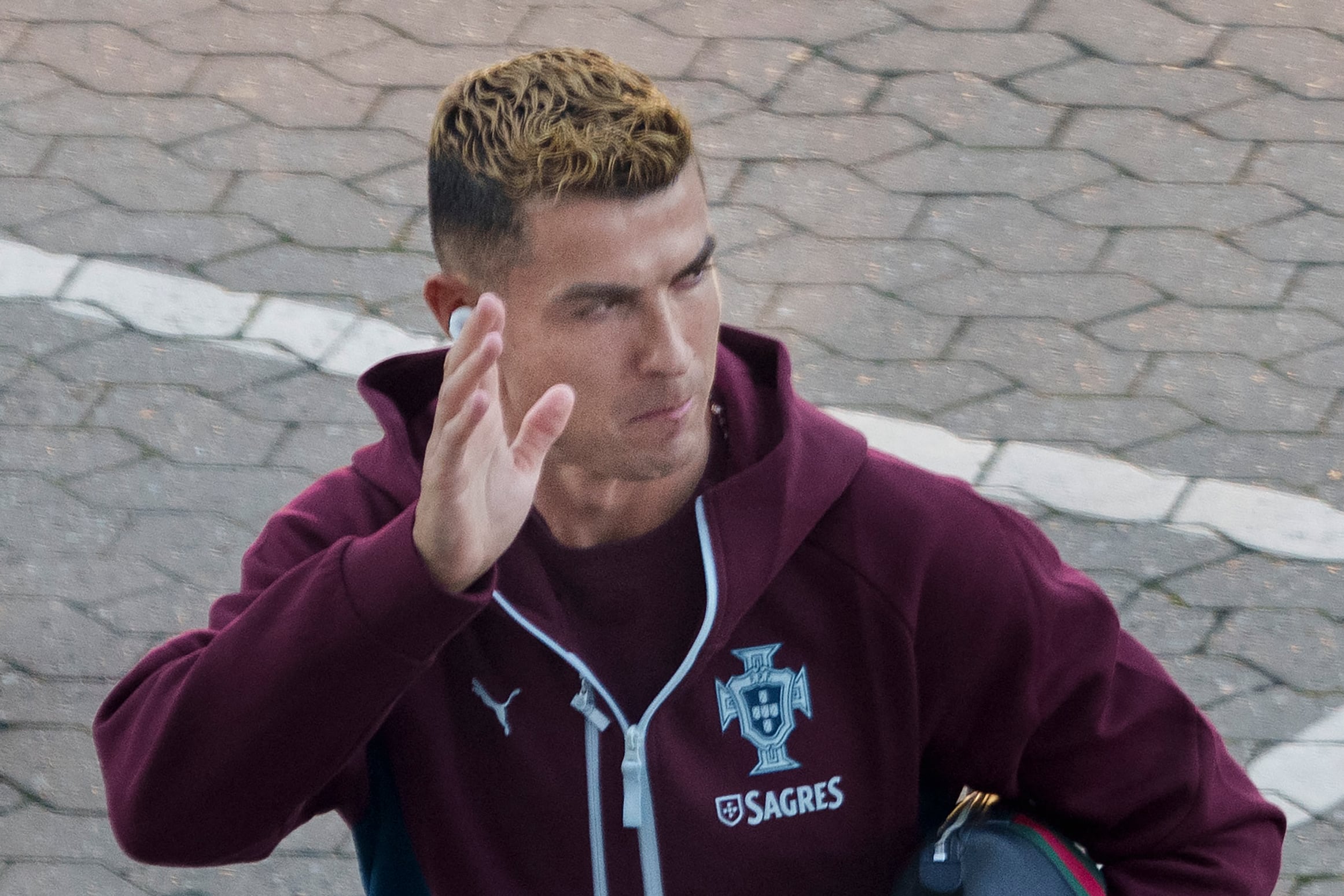 El delantero portugués Cristiano Ronaldo saluda a los aficionados al arribar a la sesión de entrenamiento en
el Parken stadium de Copenhague, antes del partido ante Dinamarca que ya no jugará.