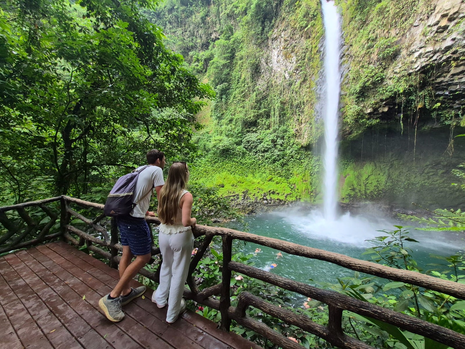 La famosa Catarata Río La Fortuna, ubicada en San Carlos, acaba de entrar por primera vez al exclusivo grupo del 1% de los mejores destinos turísticos del mundo, reconocimiento otorgado por la plataforma Tripadvisor dentro de los premios “Travelers’ Choice Best of the Best 2026”.