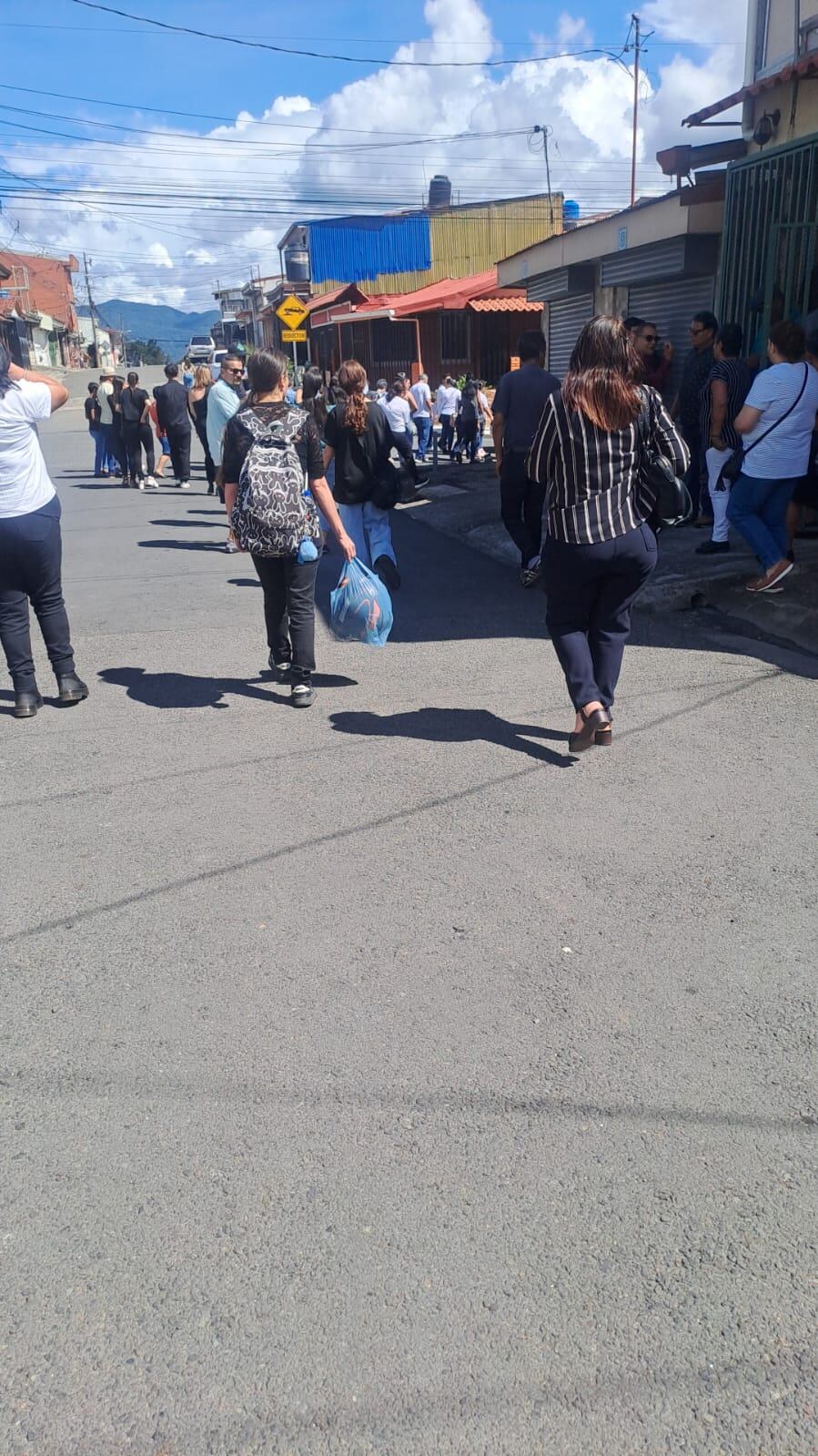 Los dos hijitos de Rebeca Castillo Hernández, la docente víctima de femicidio, sí fueron llevados a la misa de despedida de su mamita. Foto: Cortesía para La Teja