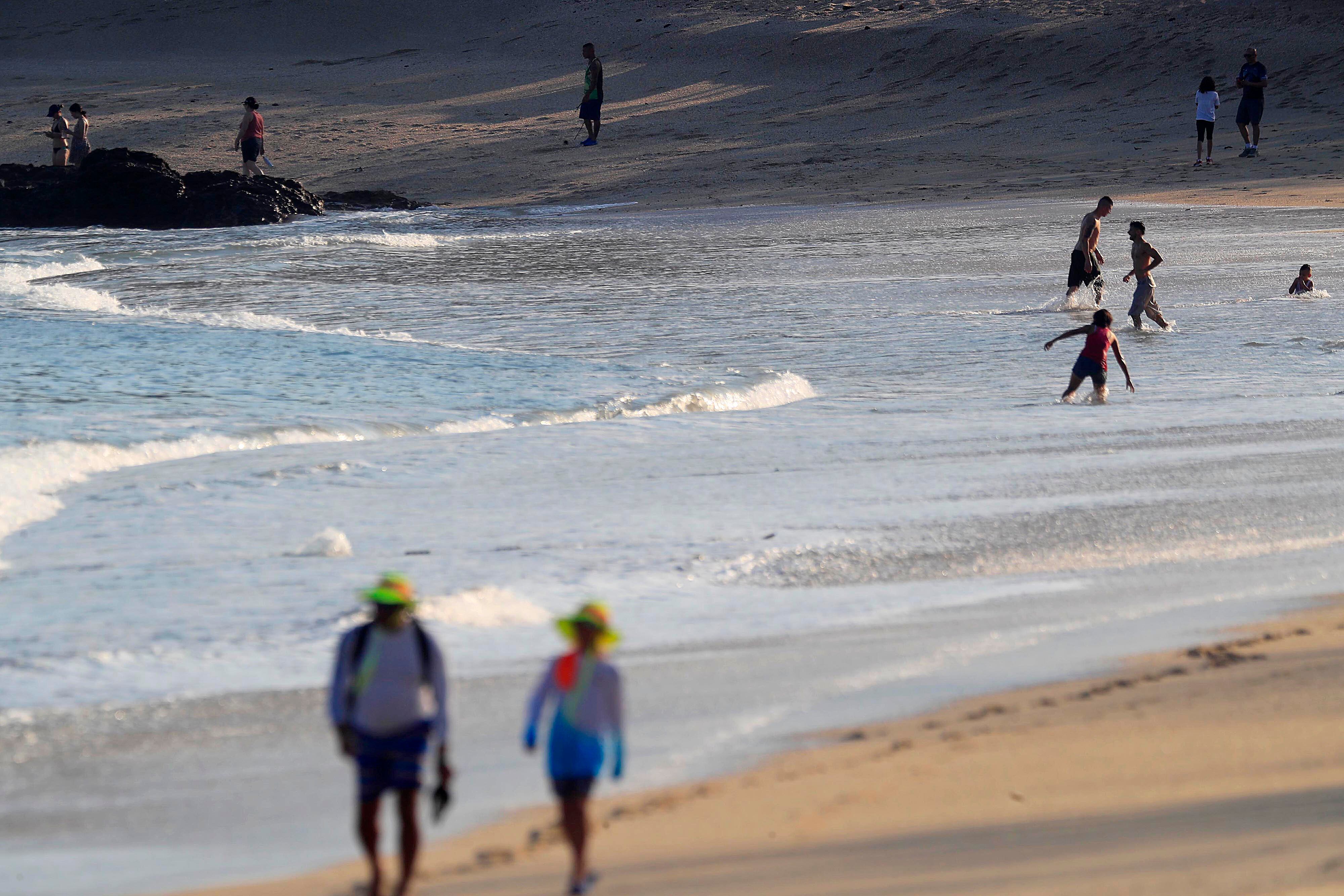 10/03/2024 Playa Conchal, Guanacaste. Arena, playa y sol... y los turistas que llegan a disfrutar de las buenas condiciones del clima, con cielo azul despejado, eso sí con mucho calor. Foto: Rafael Pacheco Granados